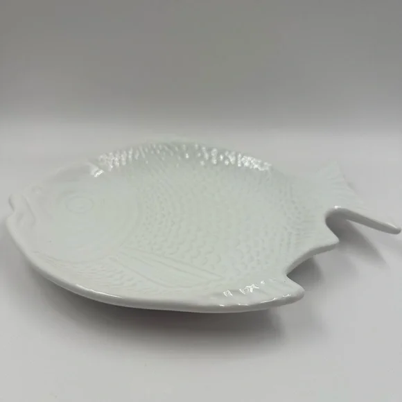 White Plate Vintage Whittier Unique
Pottery Ceramic Textured Fish Shaped Bowl - Picture 2 of 10